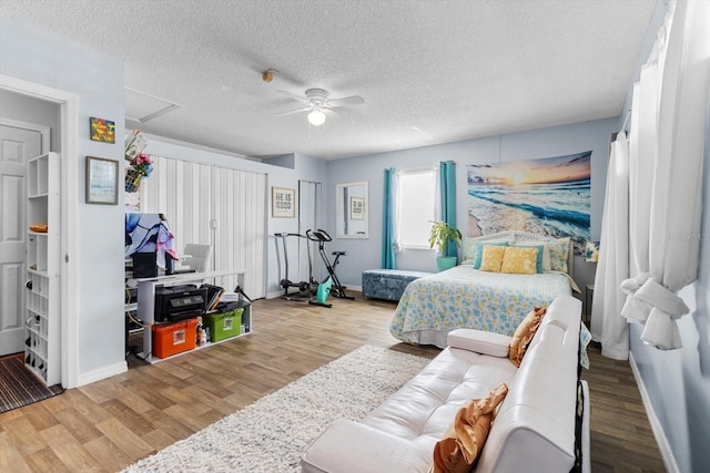 bedroom featuring a textured ceiling, hardwood / wood-style flooring, and ceiling fan