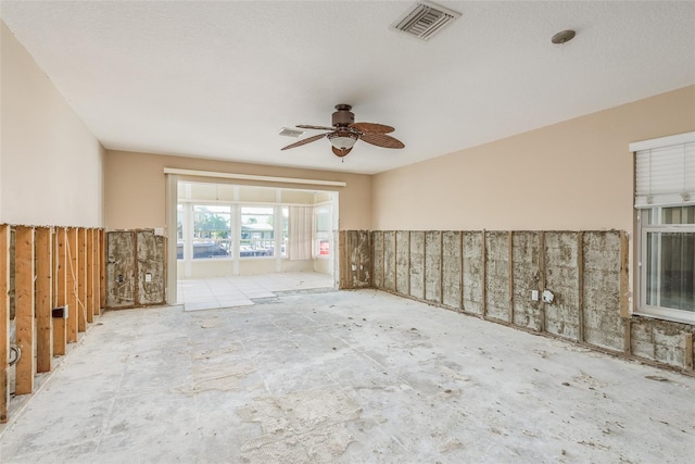 empty room featuring ceiling fan