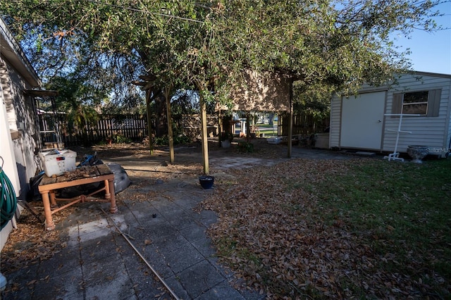 view of yard featuring a storage unit