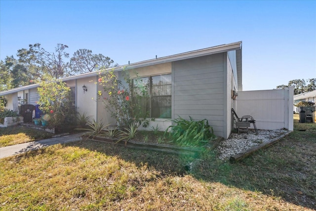 view of front facade with a front yard