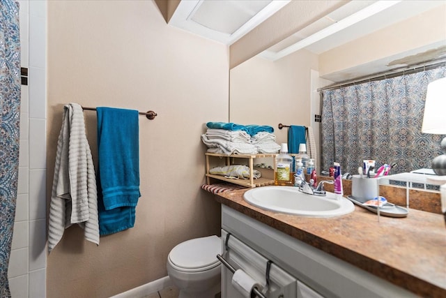 bathroom with a shower with shower curtain, vanity, and toilet