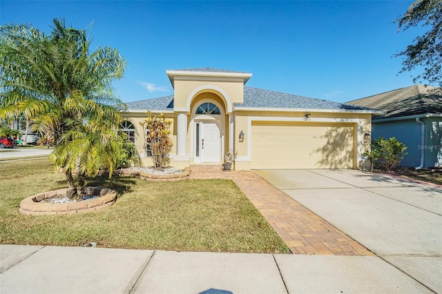 view of front facade featuring a front yard and a garage