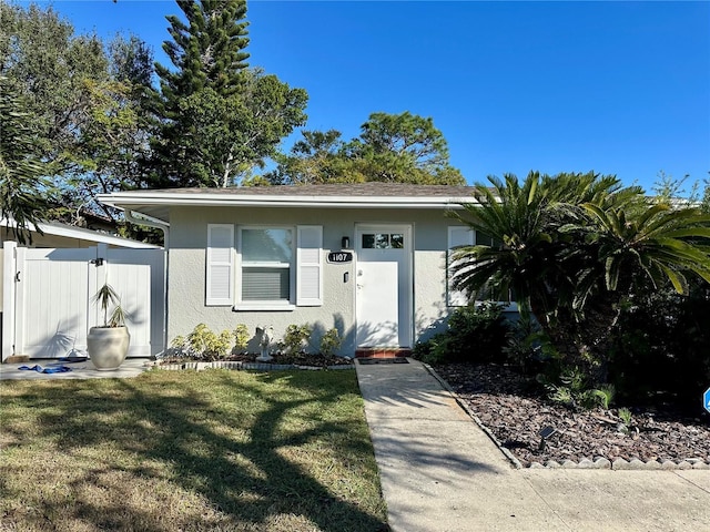 view of front of property with a front yard