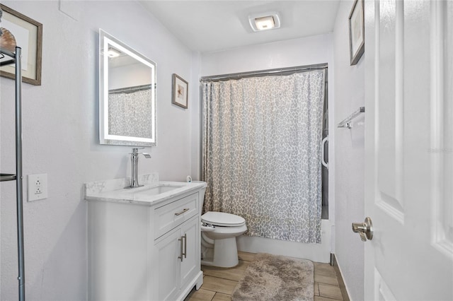 full bathroom featuring hardwood / wood-style flooring, vanity, shower / bath combo, and toilet