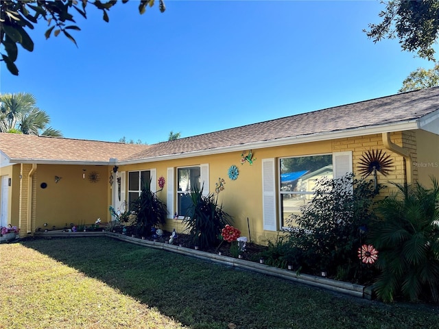 single story home with a front lawn