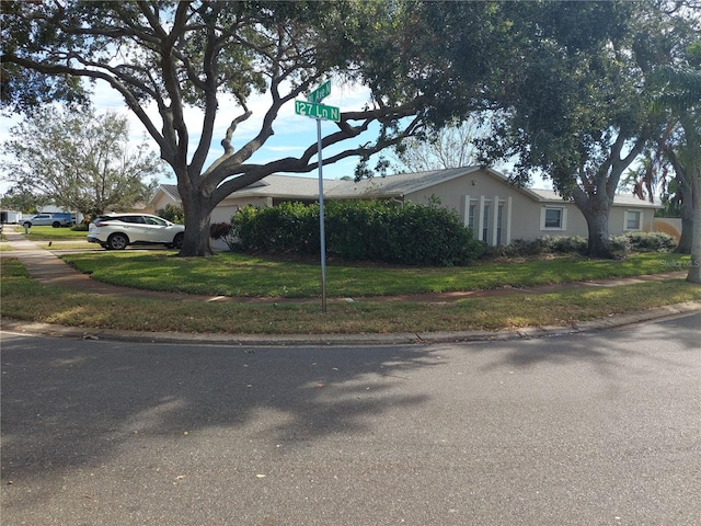 view of front facade featuring a front yard