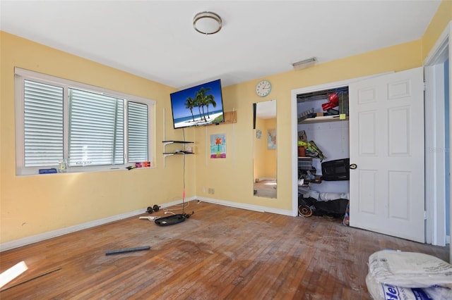 workout room with hardwood / wood-style floors