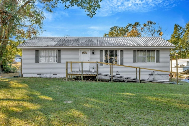 view of front of property featuring a front lawn