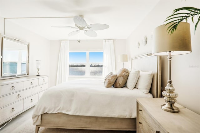 bedroom with ceiling fan