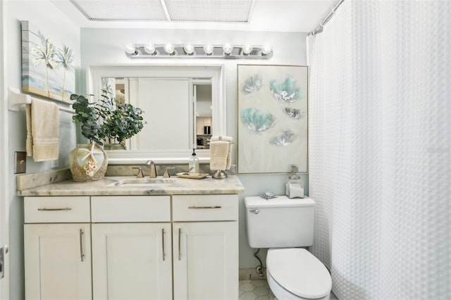 full bath featuring vanity, toilet, and a shower with curtain