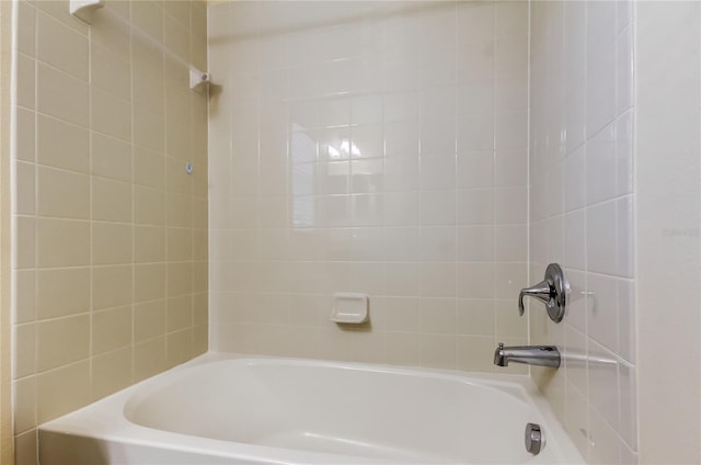 bathroom with tiled shower / bath combo