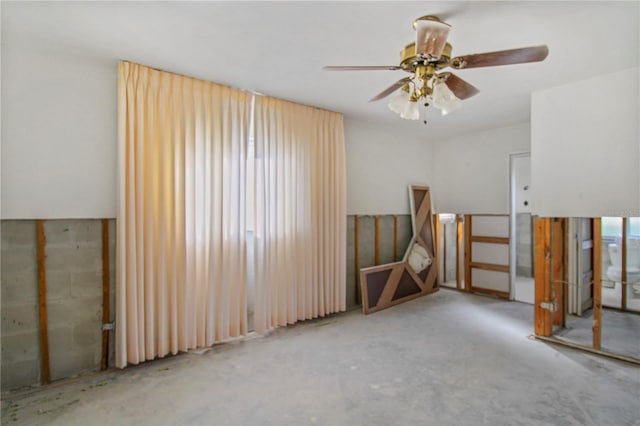 empty room featuring ceiling fan