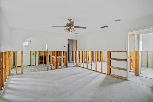 empty room featuring ceiling fan