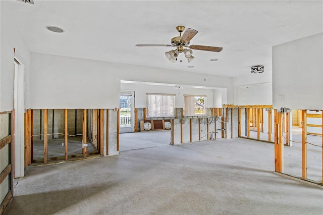 empty room featuring ceiling fan