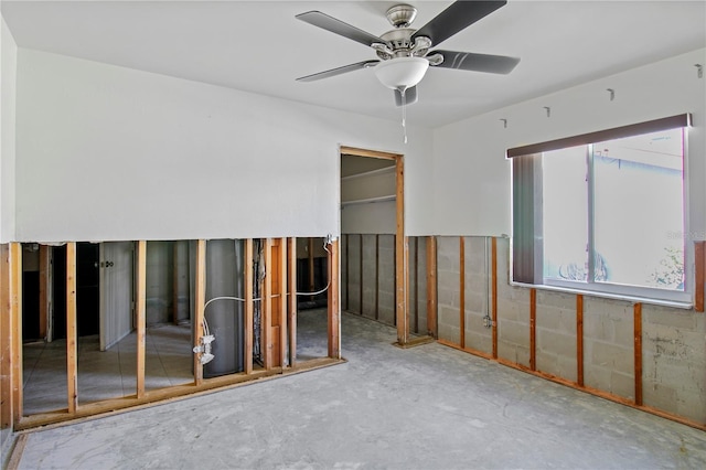 empty room featuring ceiling fan and concrete floors