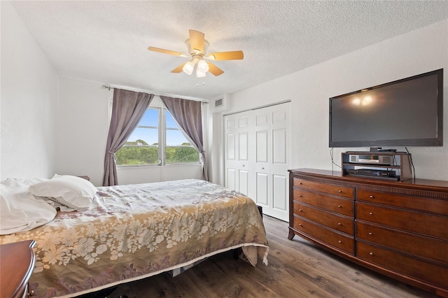 bedroom featuring hardwood / wood-style floors, ceiling fan, a textured ceiling, and a closet