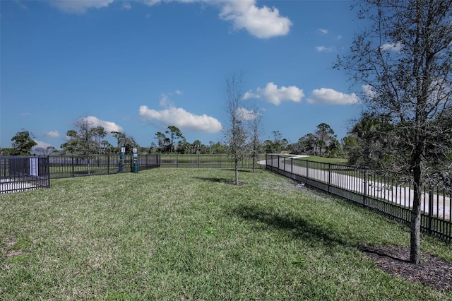 view of yard featuring a rural view