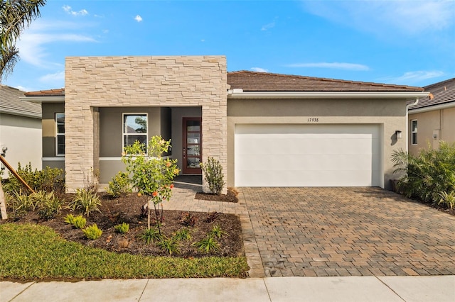 view of front facade featuring a garage