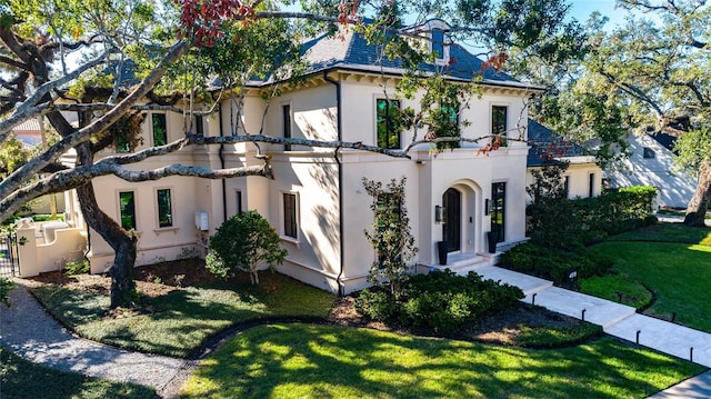 view of front facade with a front yard