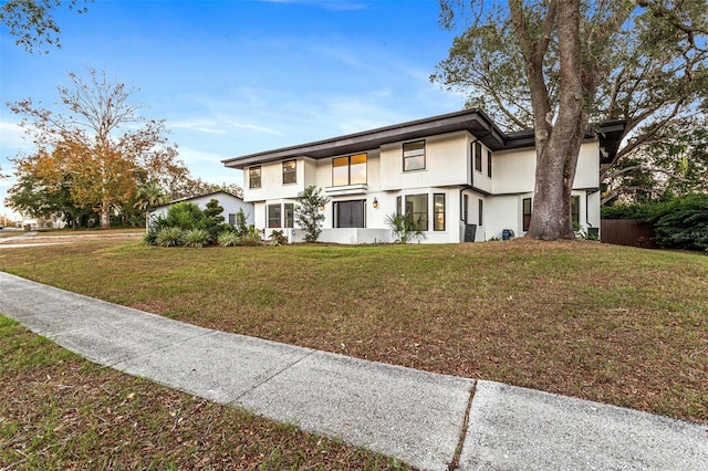 view of front of house featuring a front yard