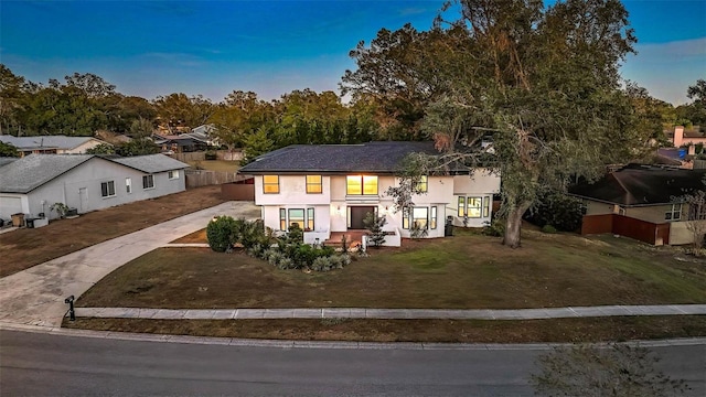 view of front of property featuring a lawn