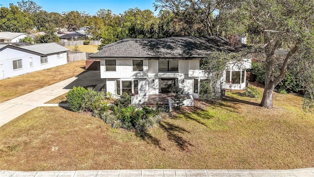 view of front facade with a front yard