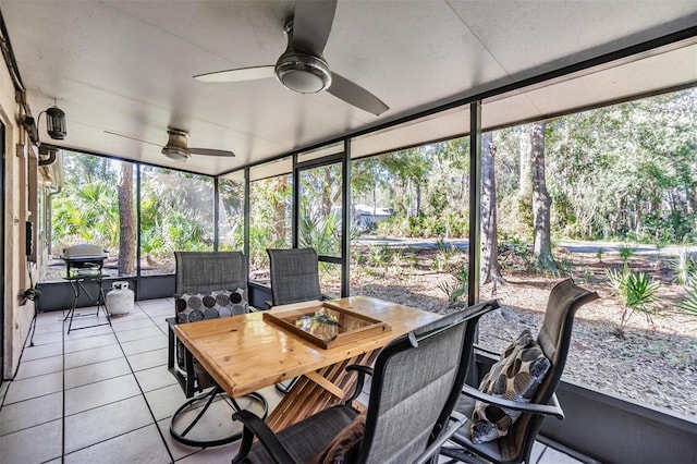 sunroom / solarium with ceiling fan