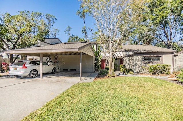 view of front of house with a carport and a front yard