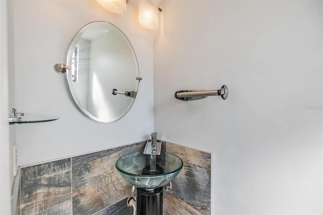 bathroom featuring sink