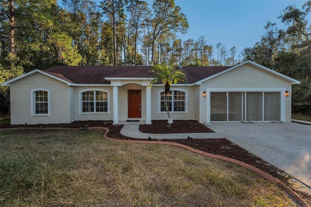 ranch-style home featuring a front lawn