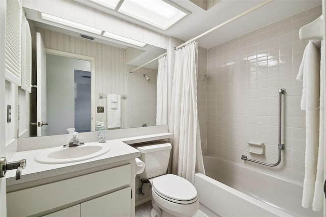 full bathroom with shower / tub combo with curtain, vanity, and toilet