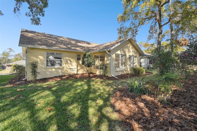 single story home featuring a front lawn