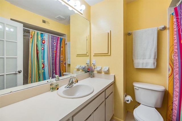 bathroom with a shower with curtain, vanity, and toilet