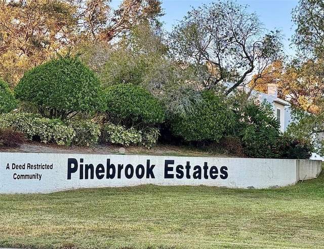 community sign with a lawn