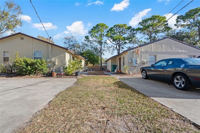 view of side of property featuring a lawn