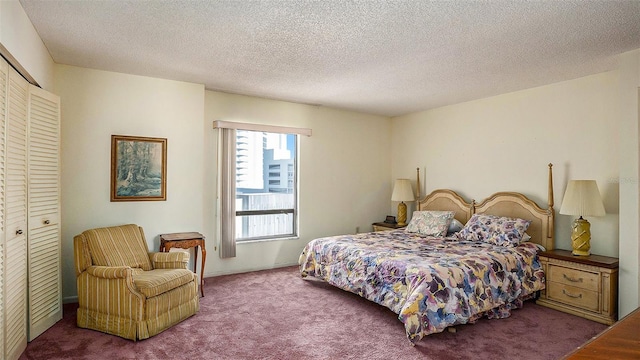 bedroom featuring carpet flooring, a textured ceiling, and a closet