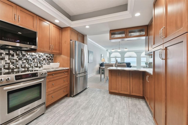 kitchen with decorative backsplash, crown molding, stainless steel appliances, and light hardwood / wood-style flooring