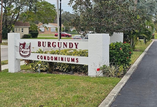 community / neighborhood sign featuring a yard