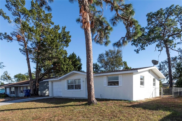 ranch-style home with a front lawn