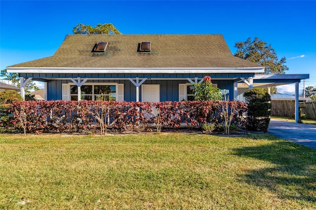 view of front of house featuring a front lawn