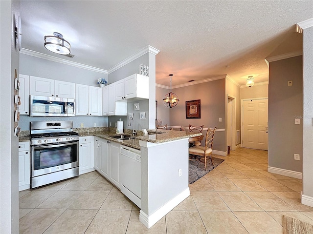 kitchen with crown molding, kitchen peninsula, sink, appliances with stainless steel finishes, and white cabinetry