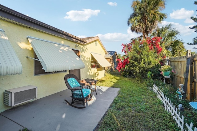 view of yard featuring a patio