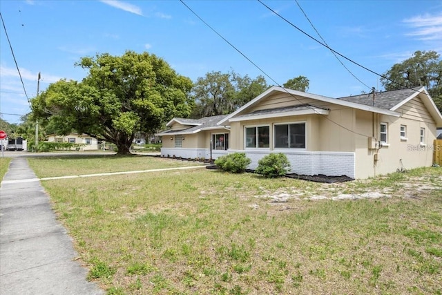 ranch-style home featuring a front lawn