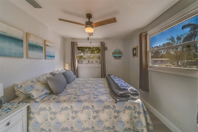 bedroom with ceiling fan