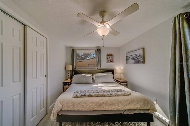 bedroom with ceiling fan, a textured ceiling, and a closet