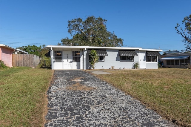 view of front of house featuring a front lawn