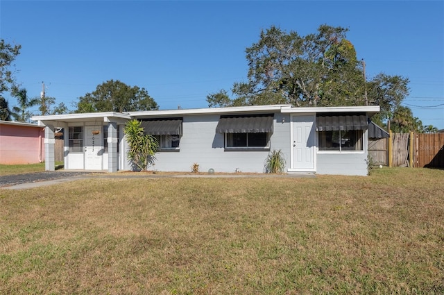 single story home with a front yard