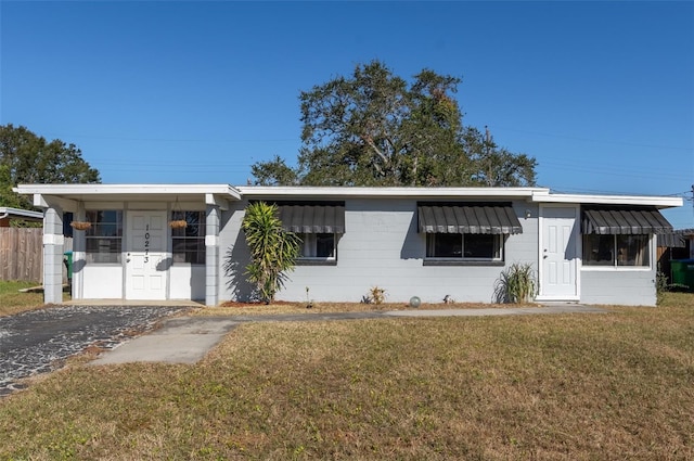 view of front of house featuring a front lawn