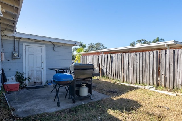 view of yard featuring a patio