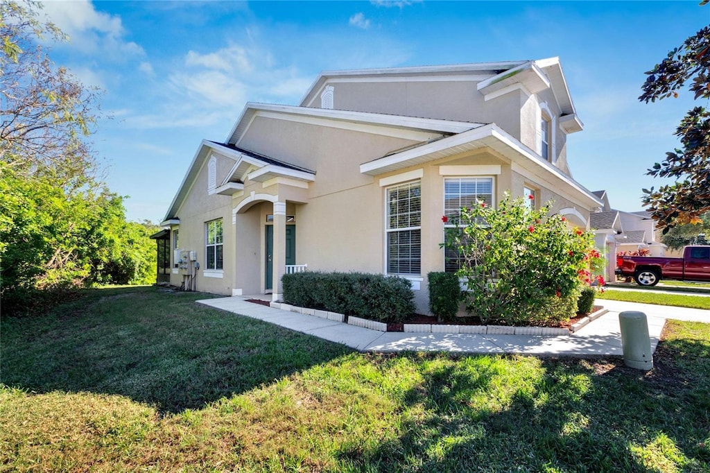 view of front of property featuring a front lawn